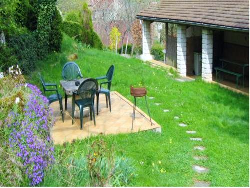 Maison de charme à Saint-Laurent-la-Roche avec jardin clôturé gîte à louer Varessia