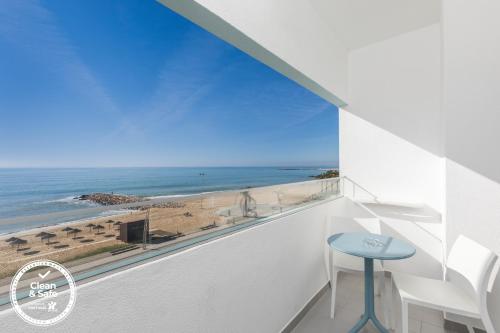 ระเบียง/ชานเรือน, ดอม โจส บีช โฮเต็ล (Dom Jose Beach Hotel) in คาตีรา