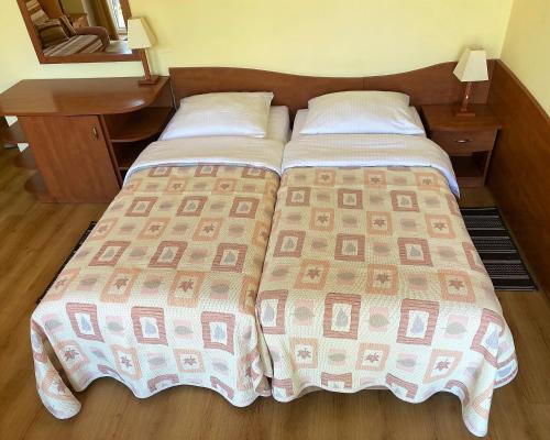 1 queen bed, 1 sofa bed