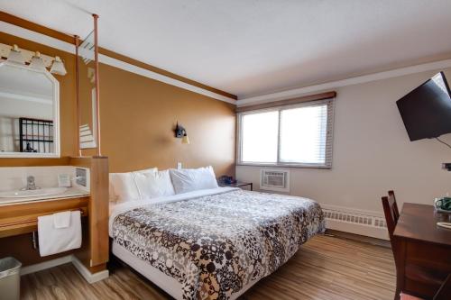 Astoria Hotel Room Type - Standard King Room with Courtyard View
