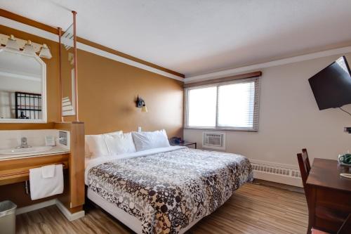 Standard King Room with Courtyard View