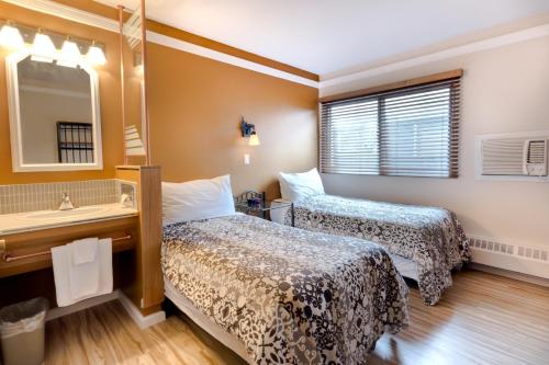 Astoria Hotel Room Type - Standard Twin Room with Two Twin Beds and Courtyard View Astoria Hotel Room Type - Standard Twin Room with Two Twin Beds and Courtyard View