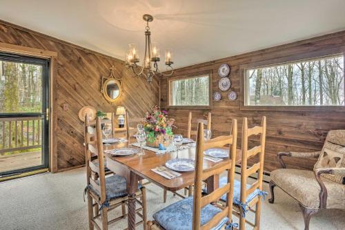 Beech Mountain Home with Deck - 1 Mi to Ski Resort! in Beech Mountain, USA