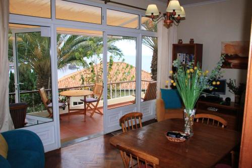 2 bedrooms bungalow with sea view enclosed garden and wifi at Sao Martinho Funchal 1 km away from the beach gîte à louer Câmara de Lobos