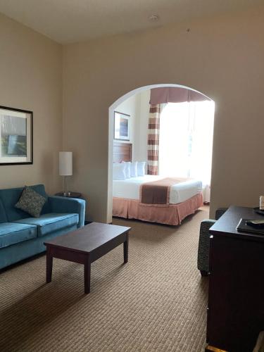 Ramada by Wyndham Creston Room Type - Deluxe King Suite