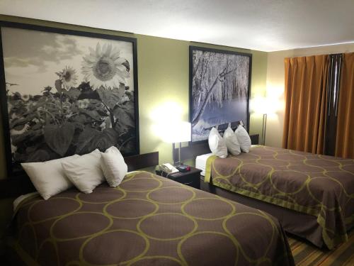 Super 8 by Wyndham Topeka/Wanamaker RD/I-70 - image 3