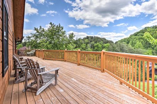 Log Cabin with Multi-Level Deck - 5 Mi to Dollywood! Pigeon Forge