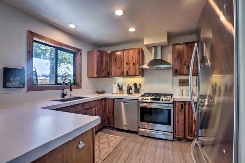 Modern Tahoe Donner Retreat with Deck and Grill! - image 7