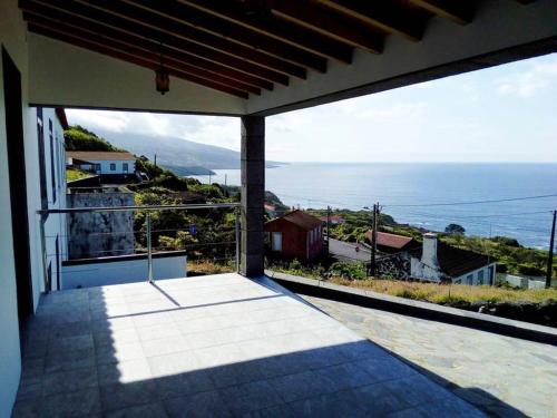 3 bedrooms house with sea view furnished garden and wifi at Santo Amaro 2 km away from the beach