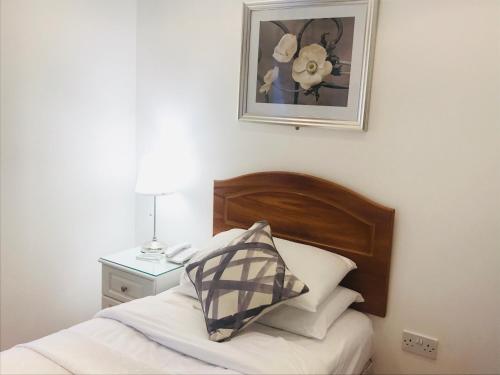 Small Single Room image 4