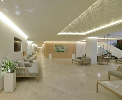 BEACHFRONT and LUXURY Condo - The CLIFF F6