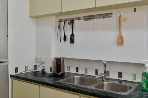 T3A 1100sqft 3BR Heart of HK Sights, Shop & Food