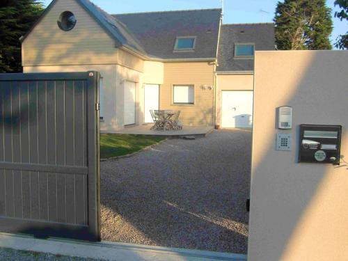 House with 4 bedrooms in Lancieux with wonderful city view enclosed garden and WiFi 100 m from the beach gîte à louer Lancieux