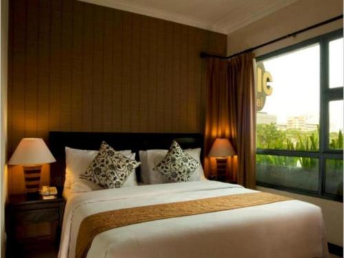 Grand Tropic Suites Hotel in Grogol