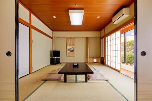 Japanese Room (10＋4 tatami mats) - Smoking