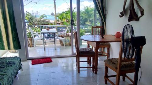 One bedroom appartement at Grand Baie 200 m away from the beach with sea view and furnished balcony