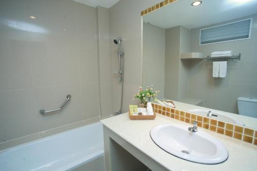 room detail thumbnail 2