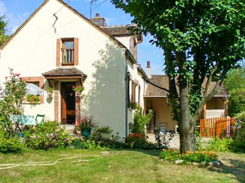 House with 2 bedrooms in Villeuneuve sur Yonne with wonderful mountain view and enclosed garden