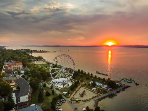 Holiday Hotel Siófok - image 3