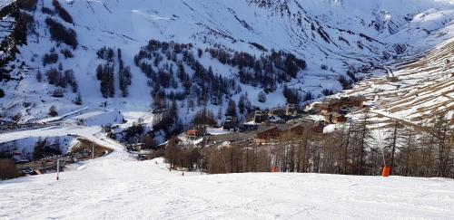 Studio in Allos with wonderful mountain view 600 m from the slopes