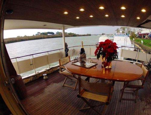 4 bedrooms property with lake view and furnished terrace at Fiumicino RM gîte à louer Fiumicino