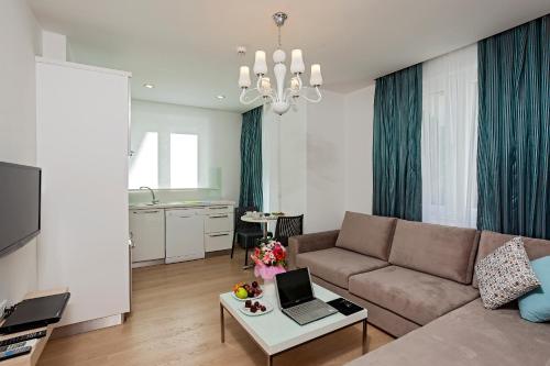 The Room Hotel & Apartments - main image