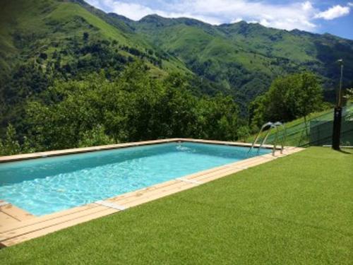 Chalet with one bedroom in Garzeno with wonderful mountain view shared pool enclosed garden 60 km from the slopes, Pension in Garzeno