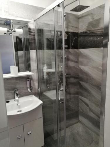 Shower, NATA Apartman in Ujvaros