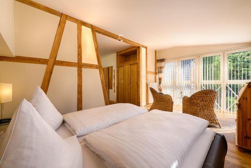 1 queen bed, 1 sofa bed