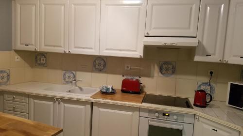 Cocina, LA MARINA-Center-Parking-StationtoParis in Les Mureaux