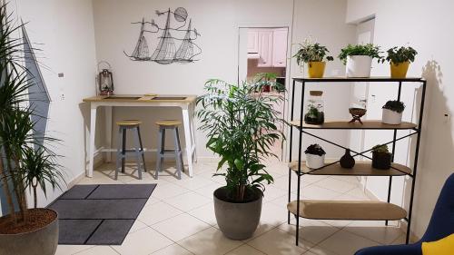 Vestíbulo, LA MARINA-Center-Parking-StationtoParis in Les Mureaux