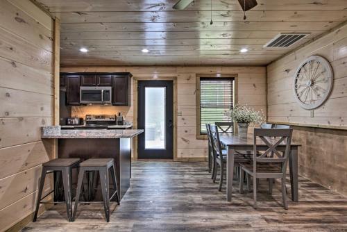Rustic Mtn Retreat 1 Mi to Pigeon Forge Parkway! - image 3