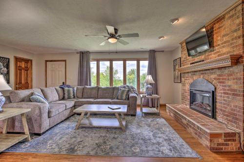 Blue Moon Cottage with Amazing Views of 5 Counties in Danville, USA