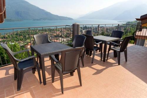 2 bedrooms apartement with lake view shared pool and furnished balcony at Vercana 2 km away from the beach