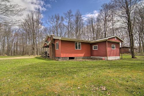 Rustic and Modern Russell Cabin with Grill and Deck