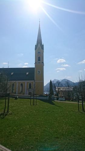 Maurers Schlierseetraum 1 hochwertige Erdgeschosswohnung mit allen Raffinessen erfreut sich auch Urlauber idealerweise für Paar mit Kindern geeignet und Vierbeiner Dank des tollen Zauns auf der Terrasse stylisch und edel von der Ausstattung mit 64 qm