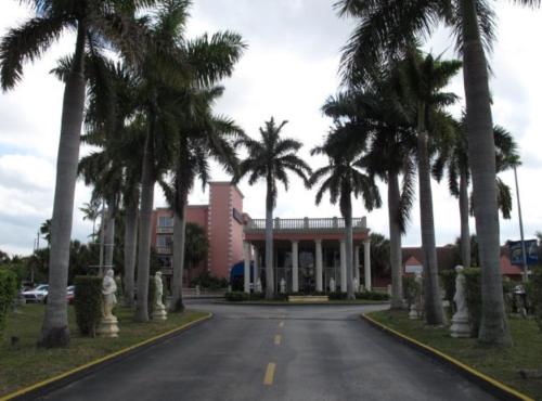 Miami Gardens Inn and Suites - 출입구
