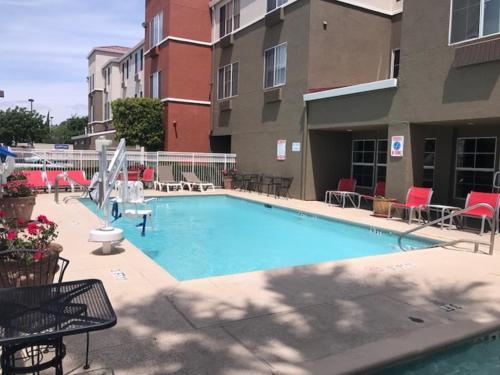 Swimming pool, Holiday Inn Express & Suites Tracy in Tracy (CA)