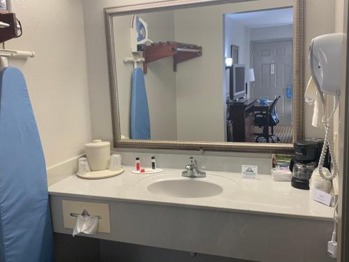 Days Inn by Wyndham Ocean Springs - image 16