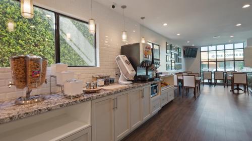 Best Western Woodland Hills - image 14