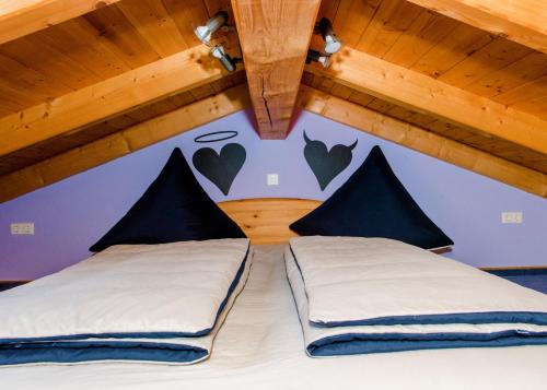 Ferienhaus Hexenschlummer - Schlafzimmer und romantischer Schlafboden