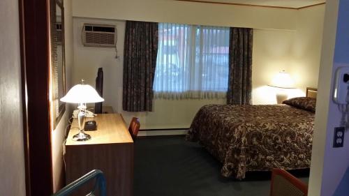 2 queen beds, 1 sofa bed