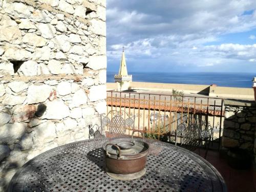 2 bedrooms house with sea view furnished terrace and wifi at Taormina 3 km away from the beach gîte à louer Taormina