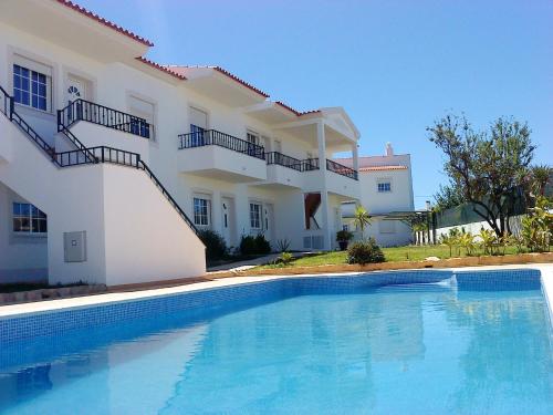 One bedroom apartement with city view shared pool and enclosed garden at Albufeira 2 km away from the beach