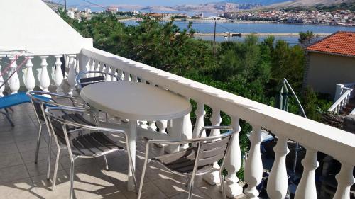 One bedroom appartement at Pag 100 m away from the beach with sea view enclosed garden and wifi