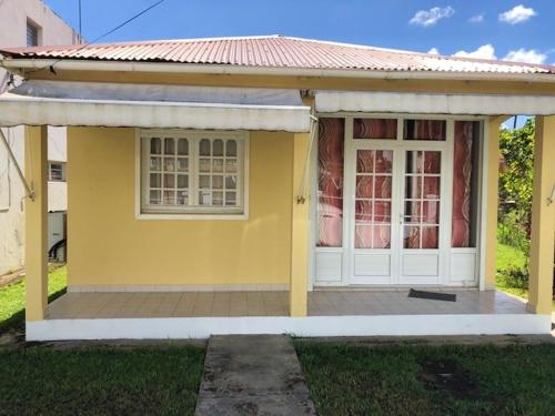 Maison d'une chambre avec vue sur la ville jardin clos et wifi a Sainte Anne a 1 km de la plage - Location saisonnière - Sainte-Anne