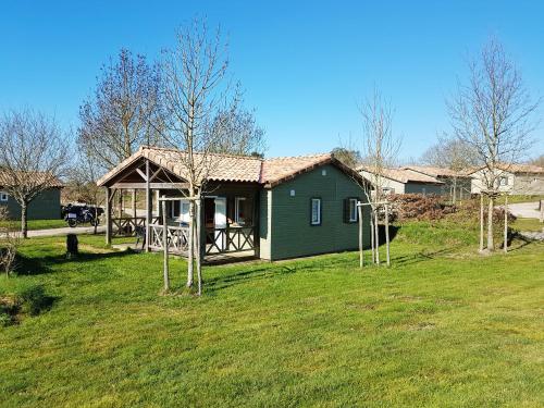 Bungalow with 3 bedrooms in La ChapelleHermier with shared pool and furnished terrace 12 km from the beach gîte à louer Landevieille