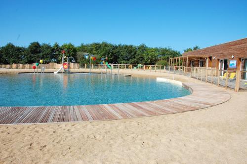 Bungalow with 2 bedrooms in La ChapelleHermier with shared pool and furnished terrace 12 km from the beach gîte à louer Landevieille