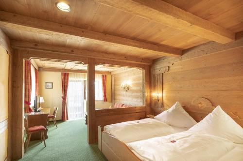 2 queen beds, 1 double bed