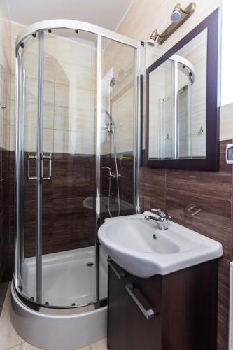 Double Room with Balcony image 4